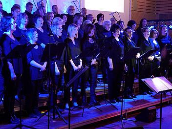 Der ökumenische Projektchor hat sich unter der Leitung von Claus Keller monatelang auf den Auftritt vorbereitet. Foto: Richard Sänger