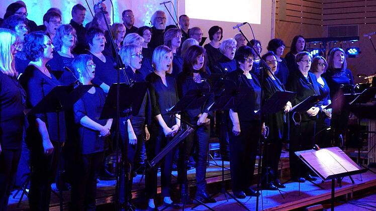 Der ökumenische Projektchor hat sich unter der Leitung von Claus Keller monatelang auf den Auftritt vorbereitet. Foto: Richard Sänger