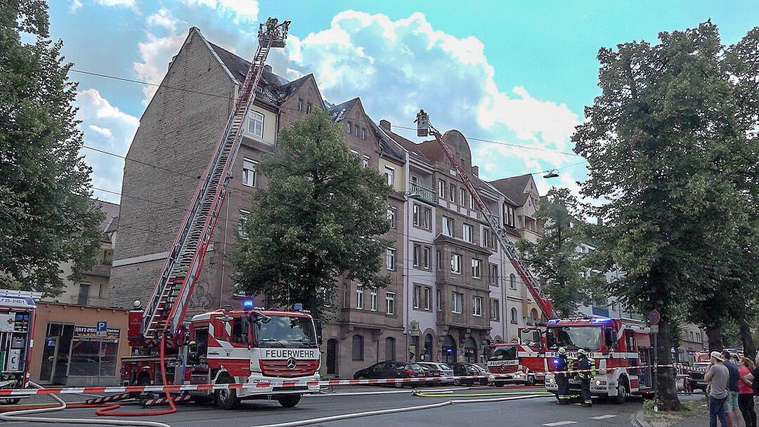 Dachstuhl eines Mehrfamilienhauses fängt Feuer