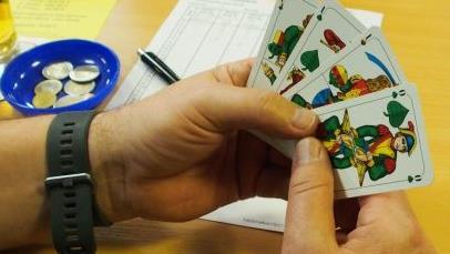 Das Schafkopfspiel will gelernt sein - aber wo sollte man es lernen?