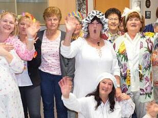 Bunt gekleidet zeigten sich die Mitglieder des Frauenkreises beim Faschingsvergnügen. Foto: Thomas Micheel