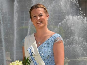 Quellenkönigin 2019 ist die aus Aura stammende, 28-jährige Alexandra Kaiser.  Foto: Peter Rauch