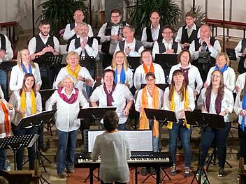 Der Gospelchor gastierte auf Vermittlung von Dekan Detlef Pötzl erstmals in seiner 25-jährigen Geschichte in Tschirn. Bei seinen letzten Auftritt in diesem Jahr war die Kirche St. Jakobus bis auf den letzten Platz gefüllt.  Foto: Michael Wunder