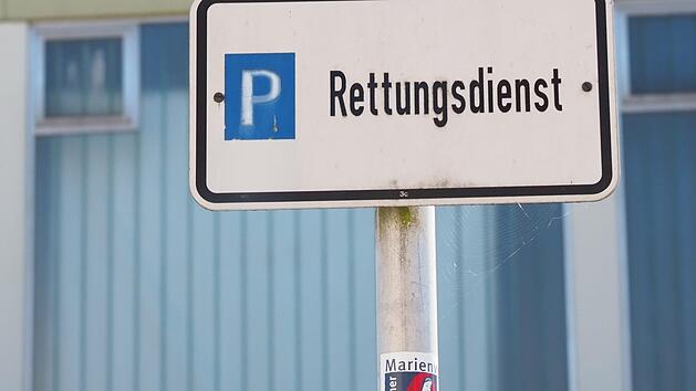 Das Schild vor der Bad Kissinger Eishalle passt im &uuml;bertragenen Sinn perfekt zur aktuellen Situation. Foto: J&uuml;rgen Schmitt