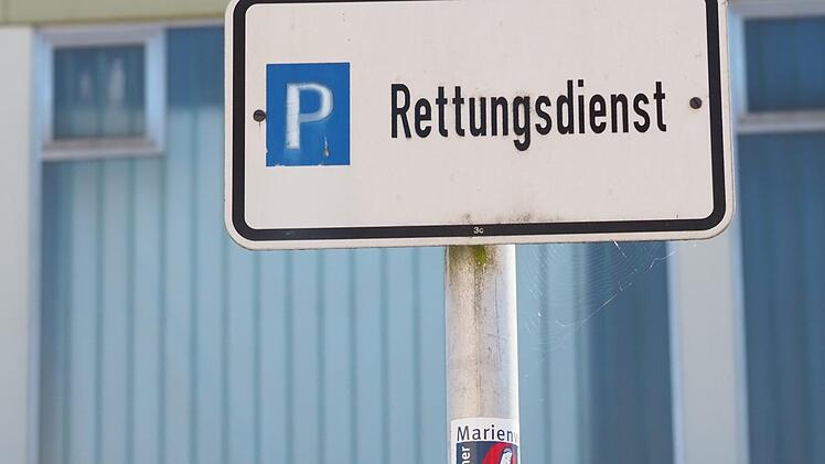 Das Schild vor der Bad Kissinger Eishalle passt im übertragenen Sinn perfekt zur aktuellen Situation. Foto: Jürgen Schmitt