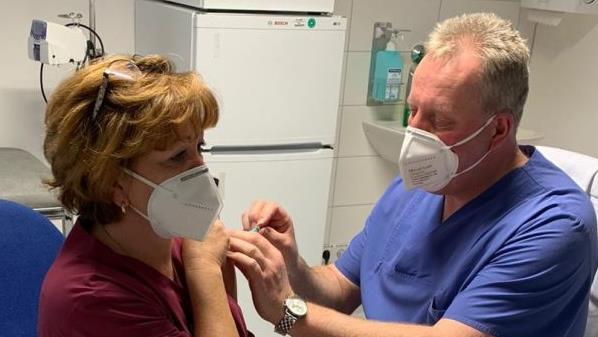 Im Höchstadter Krankenhaus impft Chefarzt Martin Grauer die Mitarbeiter selbst.  Foto: Krankenhaus