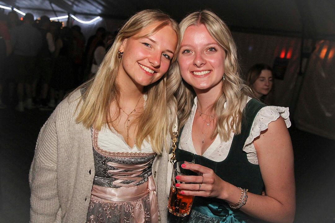 Dirndl vs. Lederhosen