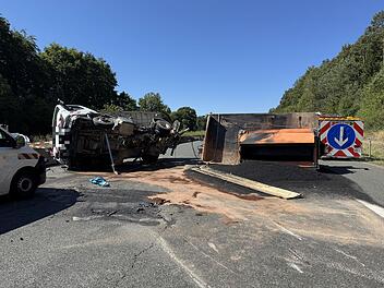 A9 bei Schnaittach: Immenser Schaden nach Lkw-Unfall - schwierige Bergung