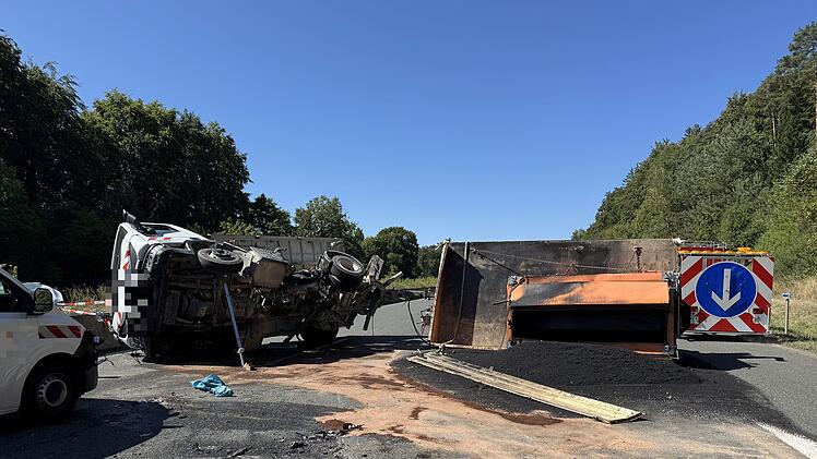 F&uuml;nf Tonnen fl&uuml;ssiger Asphalt verteilt sich auf der A3: Umgekippter Lastwagen sorgt f&uuml;r Chaos