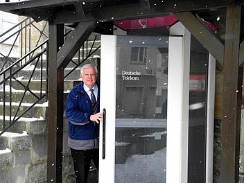 Beim Abschiedsbesuch musste Bürgermeister Johann Pfister feststellen, dass er jetzt gar nicht mehr hier telefonieren könnte, selbst wenn er es zum ersten Mal überhaupt an dieser Stelle gewollt hätte. Foto: Gawert