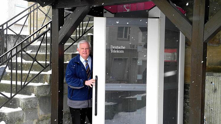 Beim Abschiedsbesuch musste Bürgermeister Johann Pfister feststellen, dass er jetzt gar nicht mehr hier telefonieren könnte, selbst wenn er es zum ersten Mal überhaupt an dieser Stelle gewollt hätte. Foto: Gawert