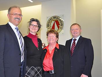 Ehrung: (von links) Maßbachs Bürgermeister Johannes Wegner mit Anne Maar, Magdalena Dünisch und Landrat Thomas Bold. Foto: Daniel Wiener
