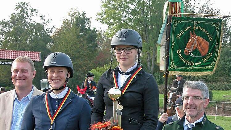 Springen LK 4: Bürgermeister Michael Keilich, Vizemeisterin Kathrin Langbein, Kreismeisterin Lena Ultsch, Landrat Michael Busch.