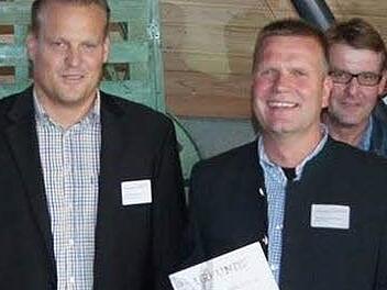 Wirtschaftsförderer Frank Bernhard (links) gratuliert Thomas Schuhmann von der Firma Möbel und Raum zur Auszeichnung der Oskar-Patzelt-Stiftung.  Foto: Beatrix Lieb