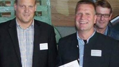 Wirtschaftsförderer Frank Bernhard (links) gratuliert Thomas Schuhmann von der Firma Möbel und Raum zur Auszeichnung der Oskar-Patzelt-Stiftung.  Foto: Beatrix Lieb