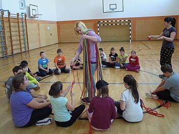 Marisa Hahn verteilt Seile an die gespannten Viertklässler. Foto: Julia Raab