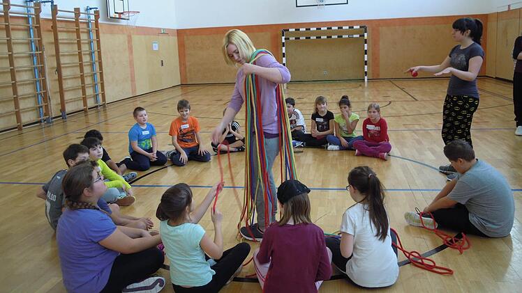 Marisa Hahn verteilt Seile an die gespannten Viertklässler. Foto: Julia Raab