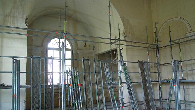 Moderne und Tradition: Die Bühne wird bald durch eine mobile Lösung ersetzt. Das Tonnengewölbe wird herausgearbeitet und ein Lüster wird im Gewölbe angebracht. Foto: Julia Raab