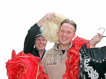 Christian Hemmert zieht Thomas Sauerbrey schon mal die "Mechthild"-Perücke über.  Foto: Diana Fuchs
