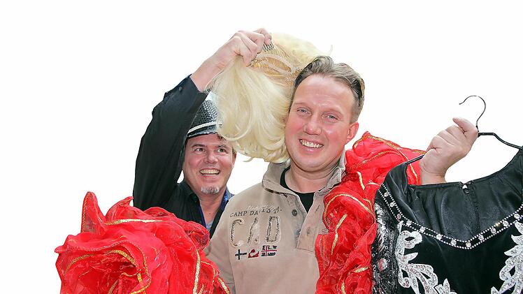 Christian Hemmert zieht Thomas Sauerbrey schon mal die "Mechthild"-Perücke über.  Foto: Diana Fuchs