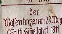 An ein verheerendes Unwetter erinnert diese Wasserstands-Markierung im hinteren Oberhacken.