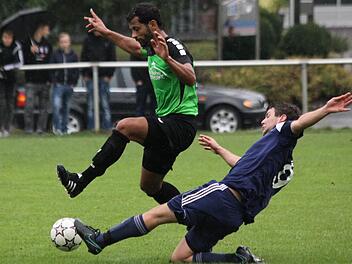 Weißenohes Trainer Gökhan Kül (li.) hat gerade für die kommende Saison verlängert. Ein Sieg gegen Mittelehrenbach im inFranken-Kick würde seine Mannschaft der Kreisklasse erheblich näherbringen. Foto: Uwe Kellner