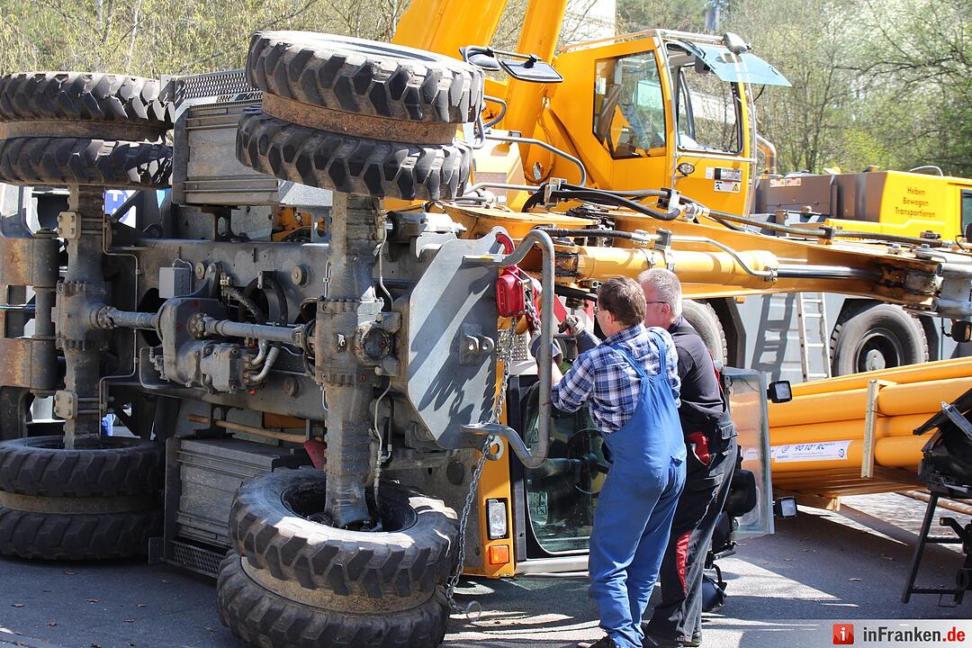 Erlangen: Bagger kippt auf Unigelände um