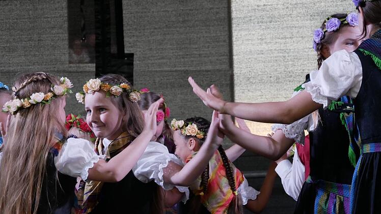 Neustadter Trachtenkinder der Haarbrücker Grundschule schenkten mit ihren Tänzchen Fröhlichkeit und Sonnenschein fürs Herz. Foto: Manja von Nida