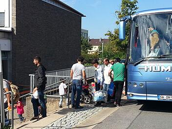 Vor drei Jahren kamen in Haßfurt regelmäßig Busse mit jeweils  50 Hilfesuchenden an. Rotes Kreuz Haßberge / Archiv