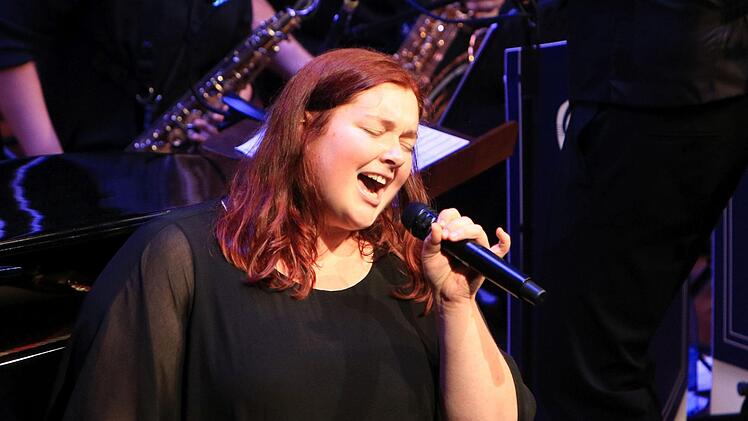 Kurzweiliges Programm auf hohem Niveau: Die Bigband der Hochschule Coburg unter Leitung von Ralf Probst sowie junge Gesangstalente aus der Region beeindruckten zahlreiche Zuhörer im Kongresshaus Rosengarten.Foto: Jochen Berger