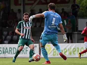 Andr&eacute; Rie&szlig; (links) brachte mit seinem Treffer zum 2:1 den TSV Gro&szlig;bardorf im Heimspiel gegen den ASV Cham kurz vor der Halbzeitpause auf die Siegerstra&szlig;e. Foto: Anand Anders