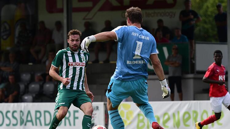 Andr&eacute; Rie&szlig; (links) brachte mit seinem Treffer zum 2:1 den TSV Gro&szlig;bardorf im Heimspiel gegen den ASV Cham kurz vor der Halbzeitpause auf die Siegerstra&szlig;e. Foto: Anand Anders