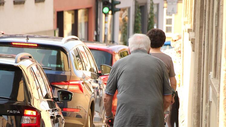 Die schmalen Gehsteige der Lichtenfelser Straße sind gefährlich. Foto: Matthias Einwag