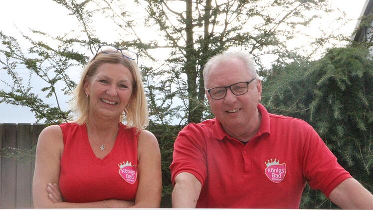 Saunameisterin Petra Sponsel und Marketingleiter Peter Lutz: "An Familientagen machen wir keine Aufgüsse mit Kampfer, Eukalyptus oder Minze."
