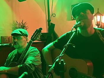 Pubsody machen am Freitagabend (20. März) den Anfang: Sinan Demircan und Conrad Schmöe spielen ab 19 Uhr Irish Folk und Evergreens - zu sehen auf der Facebookseite "coronacantstopus". privat