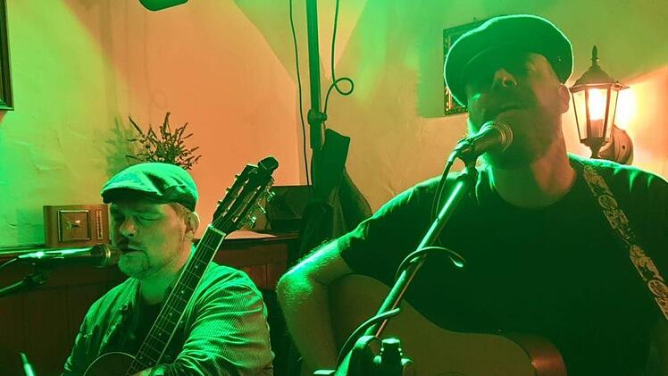 Pubsody machen am Freitagabend (20. März) den Anfang: Sinan Demircan und Conrad Schmöe spielen ab 19 Uhr Irish Folk und Evergreens - zu sehen auf der Facebookseite "coronacantstopus". privat