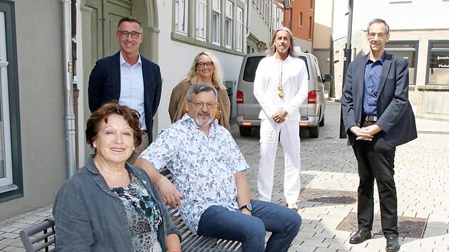 Probesitzen auf der Ruhebank am S&auml;umarkt (von links): Friederike Werob&eacute;l, Sozialamtsleiter Holger Diez, Bernd Fischer vom Seniorenbeirat, HUK-Betriebsratsvorsitzende Silvia Bernreuther, Betriebsrat Uwe Kolb und Dritter B&uuml;rgermeister Thomas Nowak.  Foto: Wolfgang Desombre