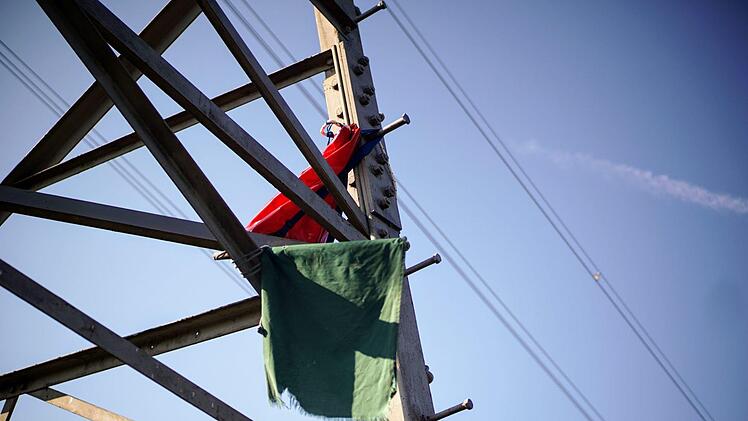 Was hat eine gr&uuml;ne Fahne und ein roter Rucksack im Hochspannungsmast verloren? Foto: Bastian S&uuml;nkel