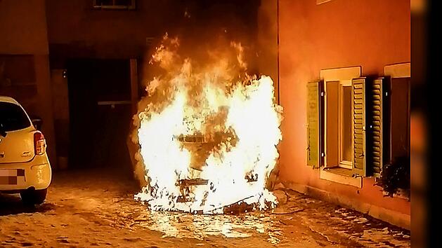 Flammen schlagen aus geparkten Elektroauto