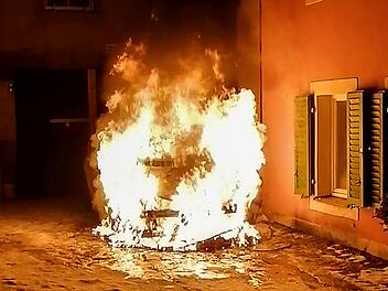 Flammen schlagen aus geparkten Elektroauto