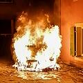 Flammen schlagen aus geparkten Elektroauto
