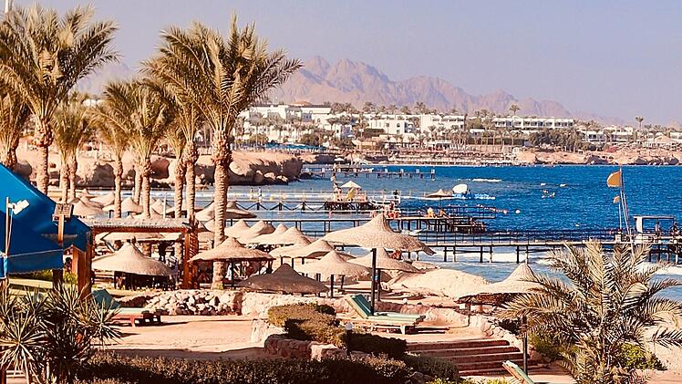 Die ägyptische Stadt Sharm El Sheikh (im Deutschen auch Scharm asch-Schaich genannt) liegt auf der Sinai-Halbinsel und am Roten Meer.