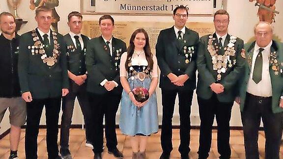 Die Königshäuser: (von links) Sportleiter Patrick Lumpe, Adrian Bier, Alexander Weber, Lukas Weber, Max Brückner, Emily Müller, Lukas Hammer, Bastian Brückner, Karl Heinz Mauer und 1. Schützenmeister   Klaus Brückner.