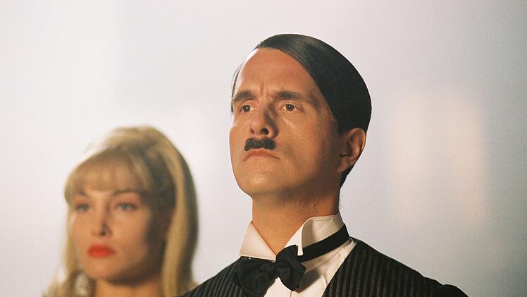 Butler Alfons Hatler (Christoph Maria Herbst) ist die gute Seele des Schlosses.