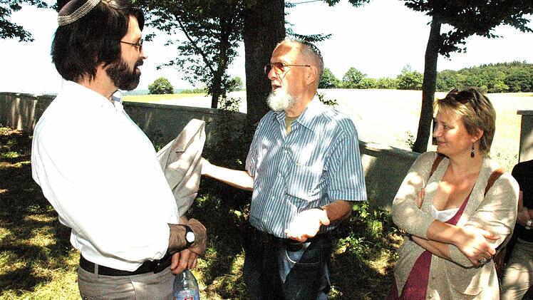 Rabbiner Stephen Borkowwitz (von links), Rabbiner Israel Schwiers und Anouk Chiche unterhalten sich angeregt über den jüdischen Friedhof in Ermershausen.