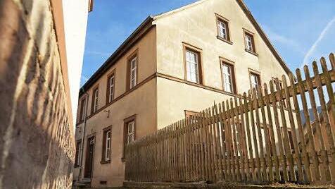 Haus für Vereine: Die Alte Schule soll renoviert werden. Foto: Archiv/ Guzy