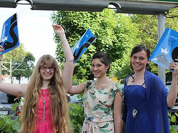 Sie haben allen Grund zum Jubeln: Annalena Fleck, Veronika Zenglein und Franziska Neubauer erreichten die Traumnote 1,0. Foto: Veronika Schadeck