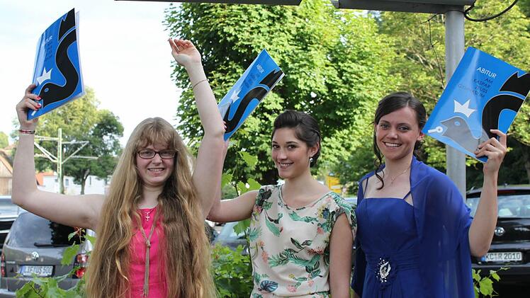 Sie haben allen Grund zum Jubeln: Annalena Fleck, Veronika Zenglein und Franziska Neubauer erreichten die Traumnote 1,0. Foto: Veronika Schadeck