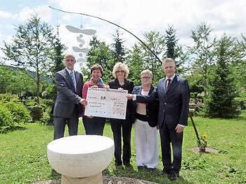 Bei der Spendenübergabe (von links): Oberbürgermeister Kay Blankenburg, Klinikseelsorgerin Gabriela Amon, Pfarrerin Claudia Weingärtler, Cornelia Weber und Roland Friedrich.  Foto: Anja Vorndran