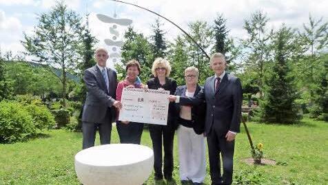 Bei der Spendenübergabe (von links): Oberbürgermeister Kay Blankenburg, Klinikseelsorgerin Gabriela Amon, Pfarrerin Claudia Weingärtler, Cornelia Weber und Roland Friedrich.  Foto: Anja Vorndran